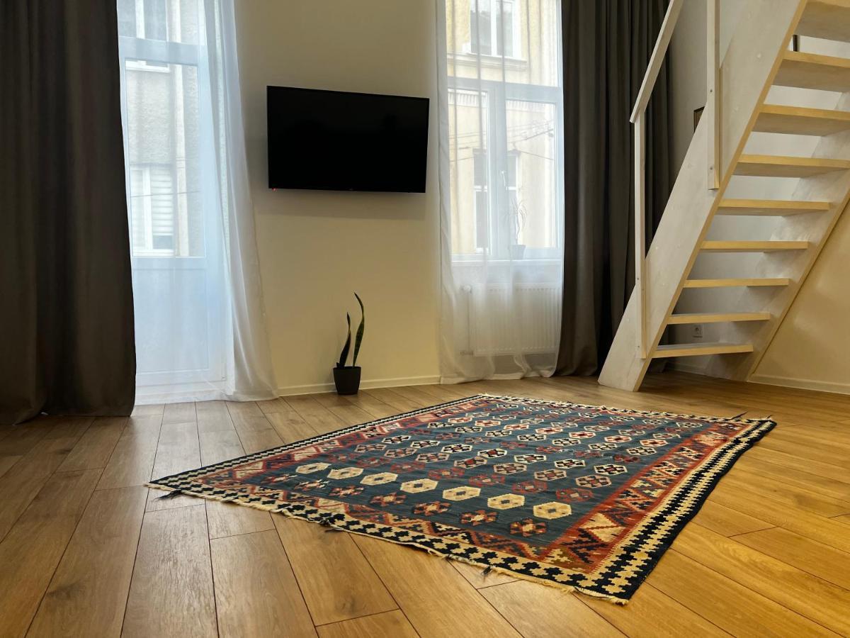 Apartment Lesya Kurbasa リヴィウ エクステリア 写真